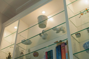Display unit with glass shelves and lights - shelf detail