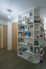 Spraylacquered hallway library with curved corner