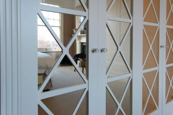Mirrored door bedroom suite - door detail