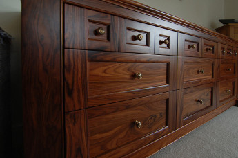 Rosewood chest of drawers  - woodgrain detail