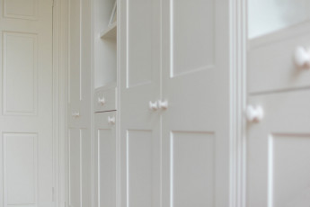 Wall-to-wall fitted wardrobe with open shelves - handle detail