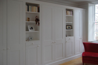 Wall-to-wall fitted wardrobe with open shelves