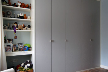Spraylacquered wardrobe and shelves in oak veneer