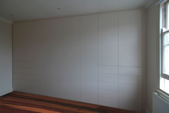 Spraylacquered wardrobe with drawers 2