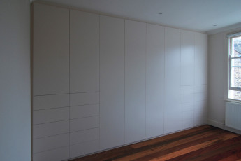 Spraylacquered wardrobe with drawers 1